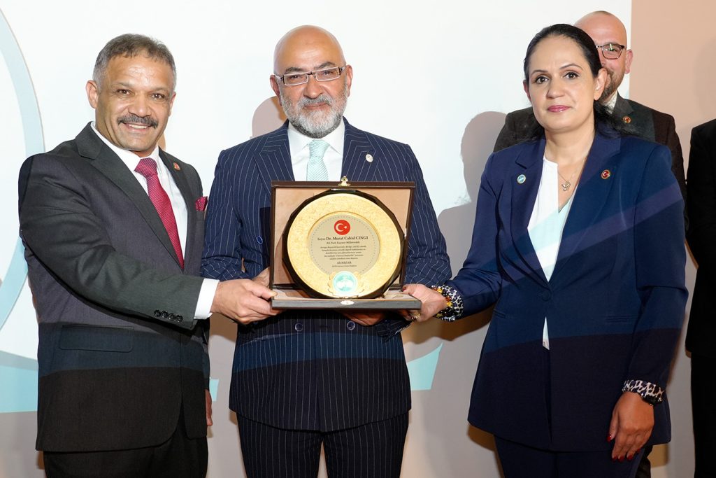 akib is dunya onur plaketi takdimi Cingi Hizar Akpinar