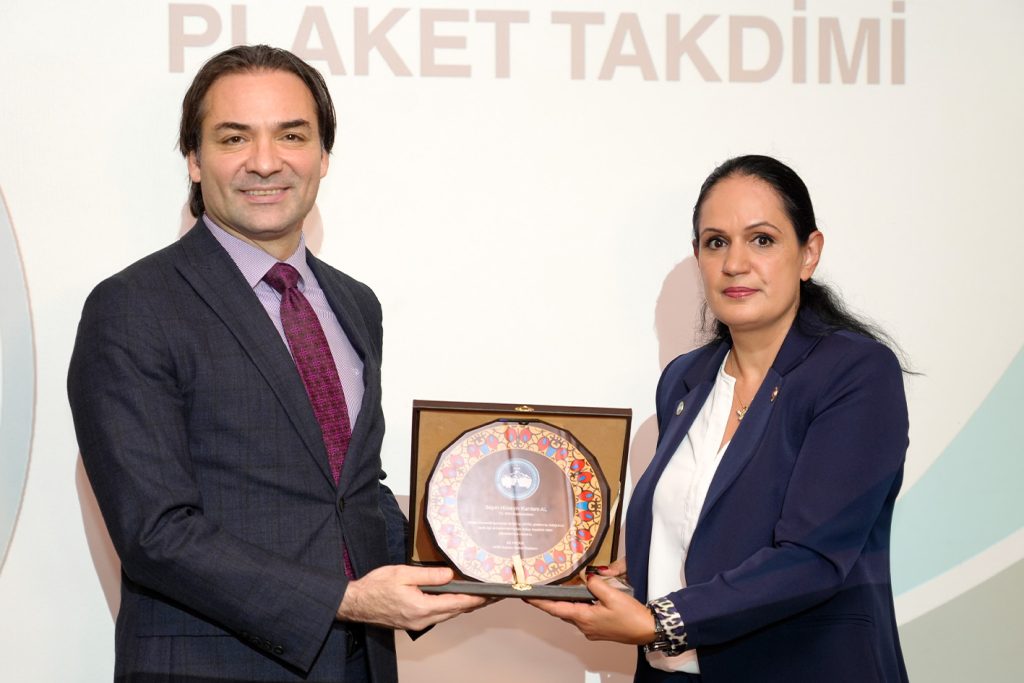 akib is dunya plaket takdimi al akpinar